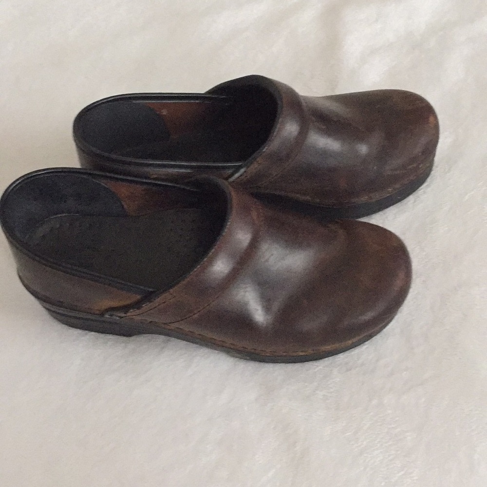 Dansko brown leather clogs in GUC